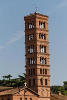 klokkentoren van de basiliek dei santi giovanni e paolo in rome, italië foto