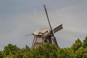 oude windmolen in park sanssouci paleis in potsdam, duitsland foto