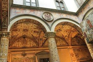 fresco's die de binnenplaats palazzo vecchio versieren. Florence foto