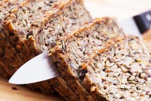 mes in volkoren, volkoren brood op houten tafel. biologisch, gezond eten foto