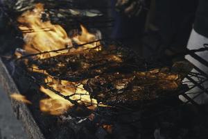 gegrilde vis met houtskool te koop op straatvoedselmarkt of restaurant in indonesië foto