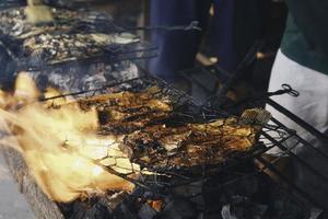 gegrilde vis met houtskool te koop op straatvoedselmarkt of restaurant in indonesië foto