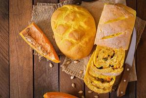 vers huisgemaakt pompoenbrood en pompoenschijfjes en olijven foto