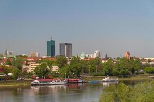 oude stad aan de rivier vistula schilderachtig landschap in de stad warschau, polen foto