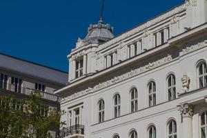 typische gebouwen 19e eeuw in de burchtwijk van buda in budapest foto