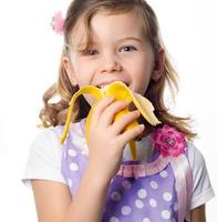 meisje eet banaan foto