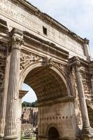 het bouwen van ruïnes en oude zuilen in rome, italië foto