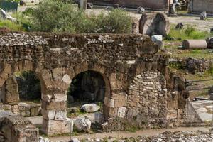 het bouwen van ruïnes en oude zuilen in rome, italië foto