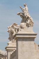 ruitermonument voor victor emmanuel ii dichtbij vittoriano bij dag in rome, italië foto