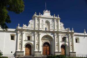 kathedraal in antigua, guatemala foto