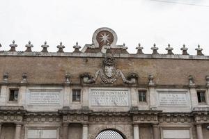 Rome, Italië. beroemde porta del popolo stadspoort. foto