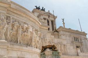 ruitermonument voor victor emmanuel ii dichtbij vittoriano bij dag in rome, italië foto