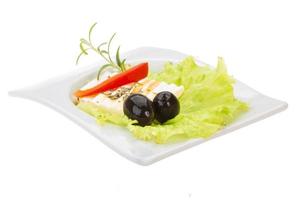 zachte kaas op salade met olijven foto