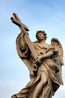 standbeeld bij de san't angelo-brug in rome foto