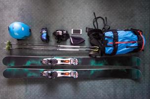 bovenaanzicht van ski-accessoires foto