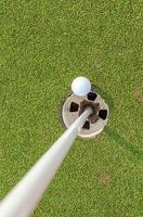 luchtfoto van golfbal in de buurt van pin en hole golf foto