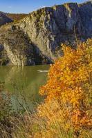 Donau-kloof bij djerdap in Servië op herfstdag foto