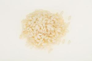 rauwe arborio rijst voor risotto foto