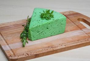 groene pesto kaas en basilicum blaadjes foto