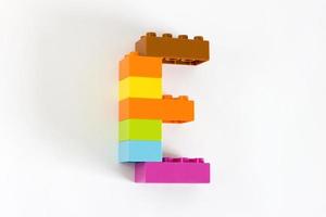 kleurrijke speelgoedsteen letter e foto