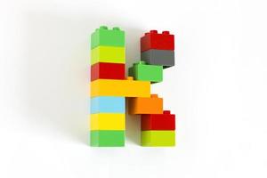 kleurrijke speelgoedbaksteen letter k foto