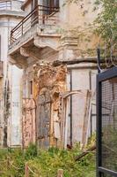verlaten gebouwen en wilde vegetatie in de spookstad varosha famagusta, cyprus foto