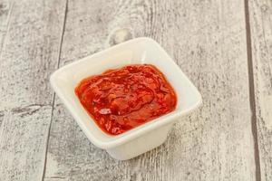 tomaten pikante saus in de kom foto