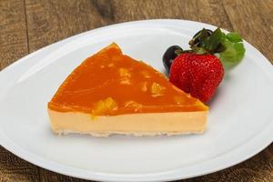 cheesecake met abrikoos geserveerd aardbei foto