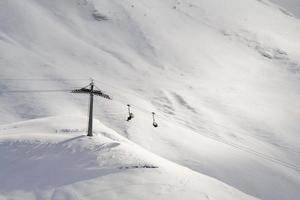 stoeltjeslift met skiërs in zwitserland, winter.