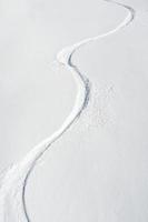 ski tracks op een helling
