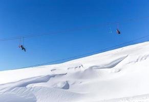 skilift in skigebied hoog in de bergen