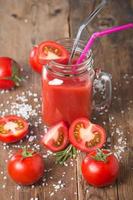 verse tomaten en een glas tomatensap