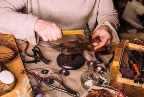 handgemaakte koperdraad werkgereedschappen op tafel met accessoires. handwerk mensen kunst concept foto