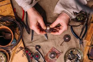 handgemaakte koperdraad werkgereedschappen op tafel met accessoires. handwerk mensen kunst concept foto