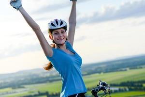 gezonde vrolijke jonge vrouw fietsten buiten beautyful landschap achtergrond