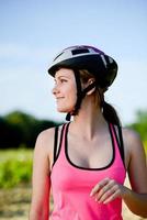gezonde vrolijke jonge vrouw rijden mountainbike buiten op het platteland