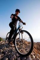 fietser mountainbike rijden op rotsachtige pad foto