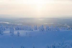 mooie levendige zonnige Scandinavische winterlandschap van skiresort