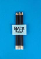 zwart potlood op blauw papier foto