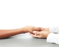helpende hand, gezinsondersteuning en verontschuldigend concept - close-up mannelijke handen bij elkaar houdend de palm van een andere hand met liefde, comfort en empathie. kopieer ruimte op een witte achtergrond. foto