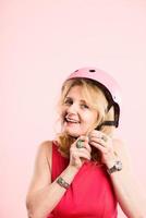 grappige vrouw met fietshelm portret roze achtergrond echte mensen