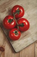 tomaten op snijplank foto