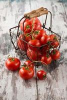 tomaten in een mand foto