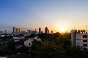 Cityscape van Bangkok bij zonsondergang. foto