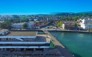 sukhumi, abchazië - 30 juli 2019 - luchtfoto van het stadsbeeld met uitzicht op het maritieme station. foto