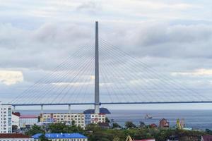 Russische brug tegen de achtergrond van de zee. vladiovtsok, rusland foto