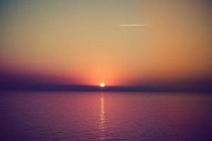 zeegezicht met een prachtige zonsondergang over de zee foto
