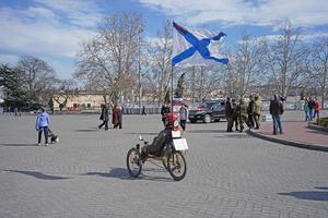 Sevastopol, Crimea - 16 maart 2015-nakhimov-plein met mensen op vakantie. foto