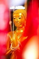 Thaise Boeddha gouden beeld. het standbeeld van Boedha in Thailand foto