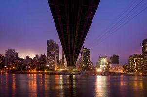 Queen Bridge, de skyline van New York foto